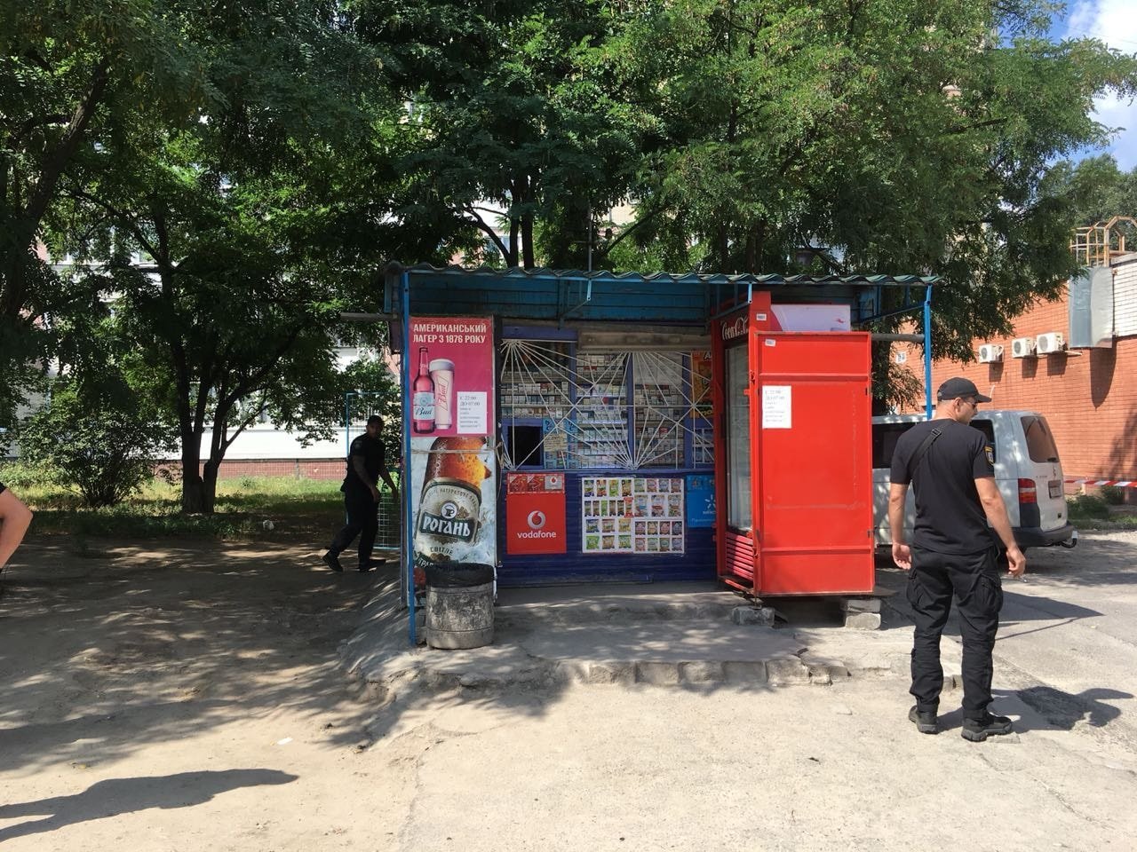 Ларек собирал много любителей горячительных напитков Ларек собирал много любителей горячительных напитков