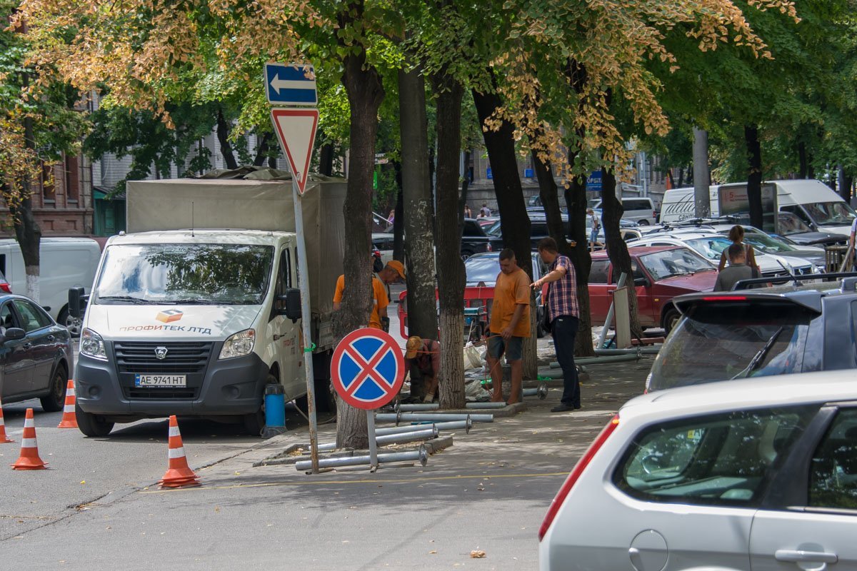 Коммунальщики устанавливают парковочные столбики