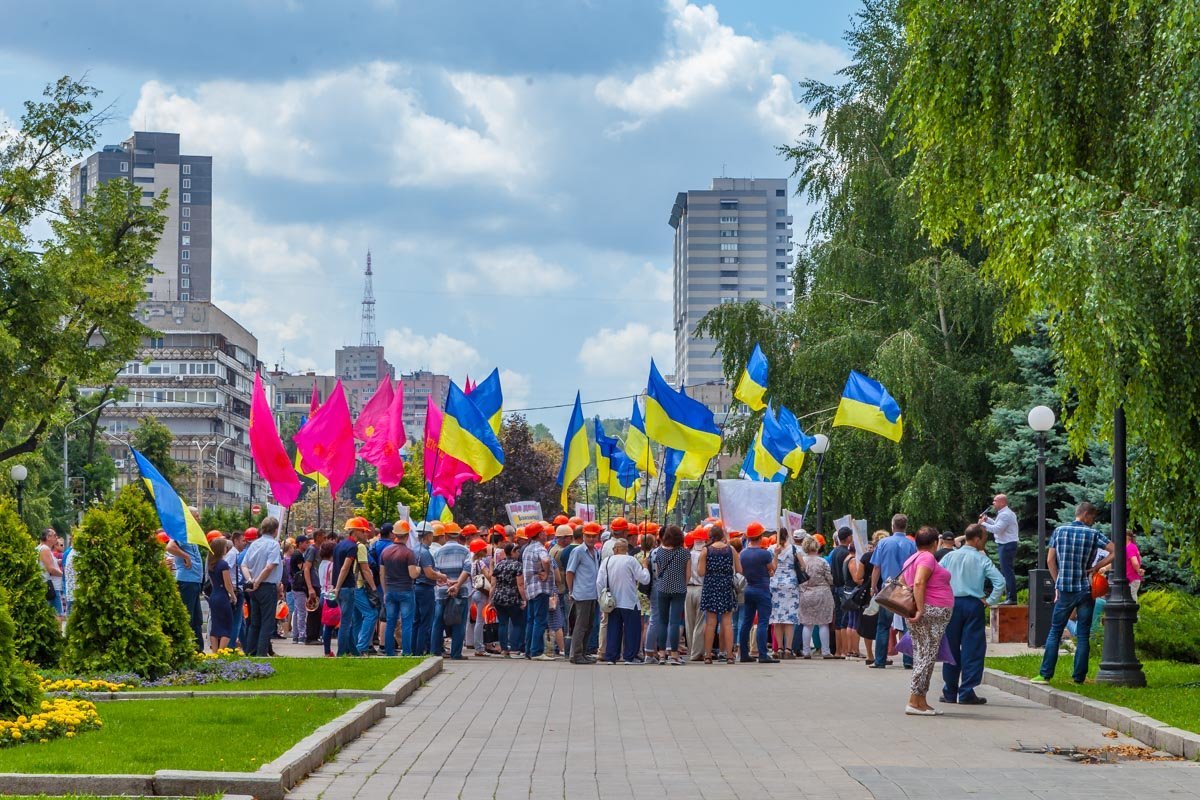 Возле областного совета митинговали работники ДнепрАзота