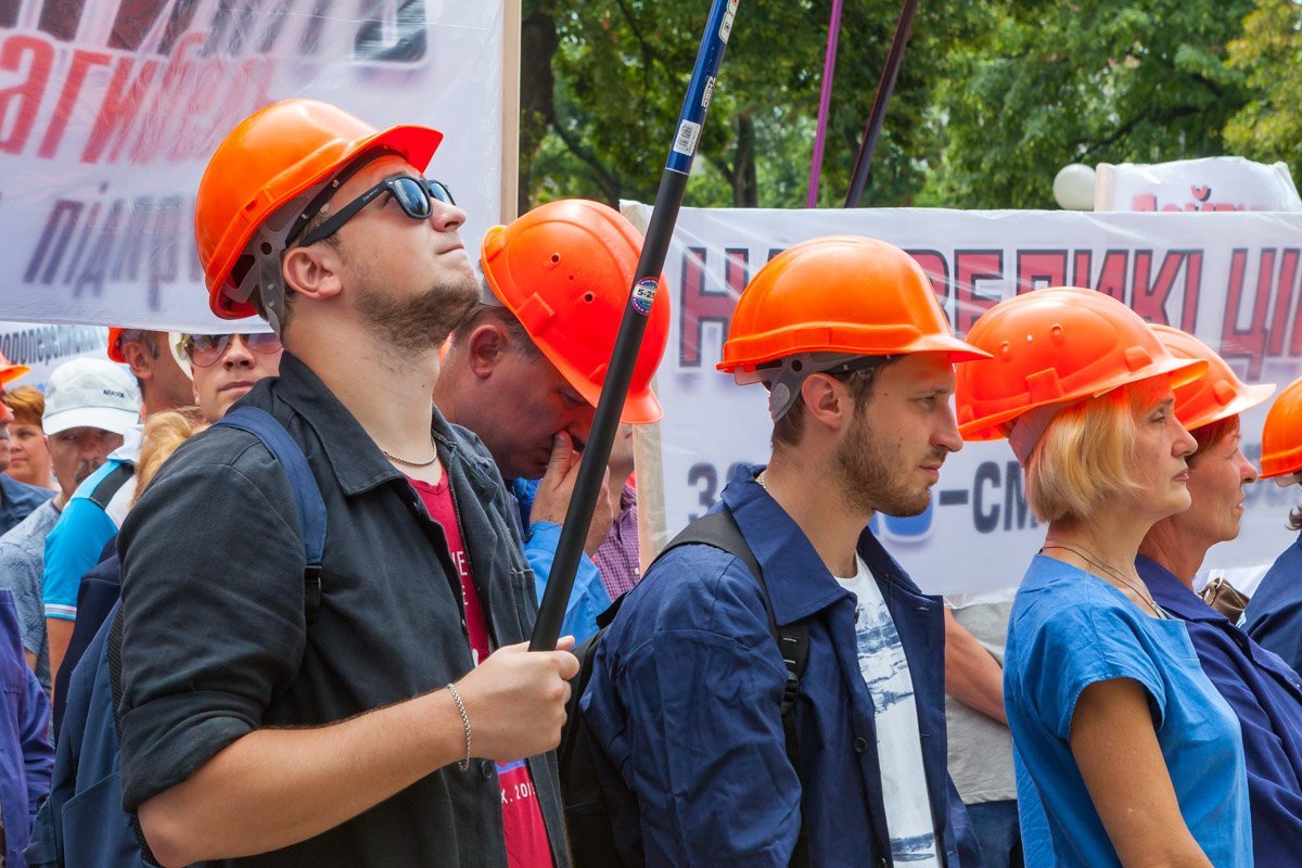 Люди кричали Ганьба! и стучали касками