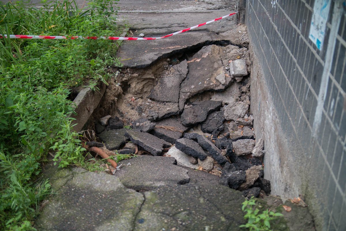 Очередные врата Ада появились возле жилого дома № 1е Очередные врата Ада появились возле жилого дома № 1е