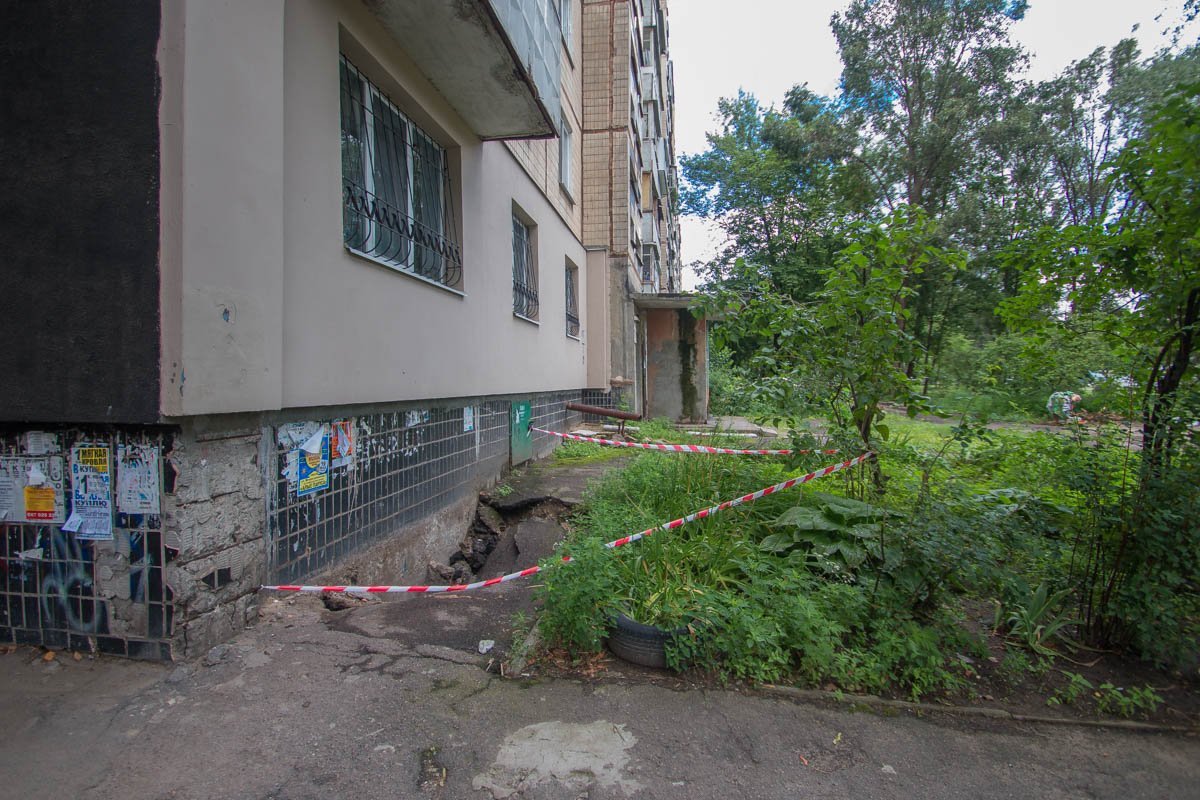 Жильцы самостоятельно огородили место аварии лентами Жильцы самостоятельно огородили место аварии лентами