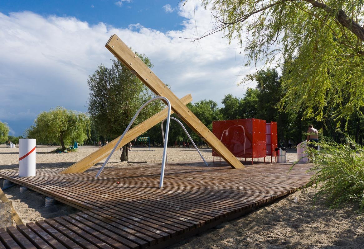 Вдоль пляжа установили 6 раздевалок и 6 душевых