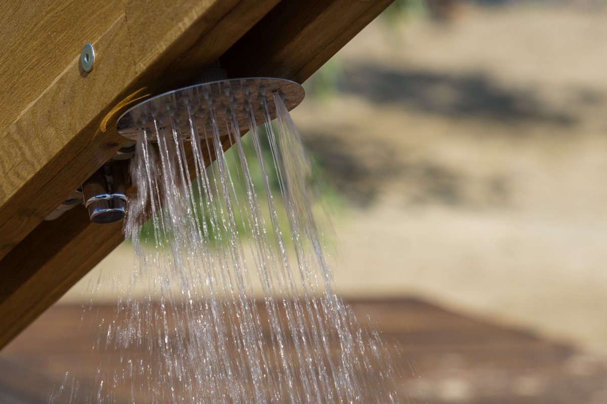 Также в душевых находится ногомойка