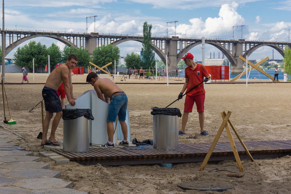 Работы на пляже все еще продолжаются