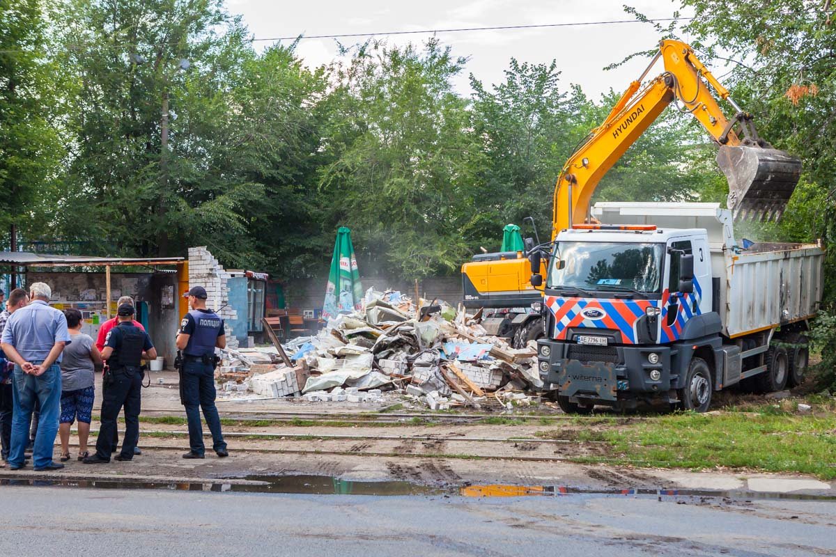 Район погрузился в спиртовое амбре, а сам МАФ превратился в груду мусора