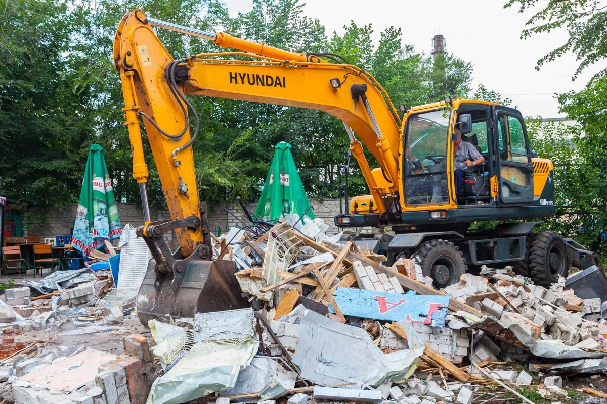 ЧПшники не знали, что снос будет именно сегодня, ларек разгромили, не разрешив забрать вещи