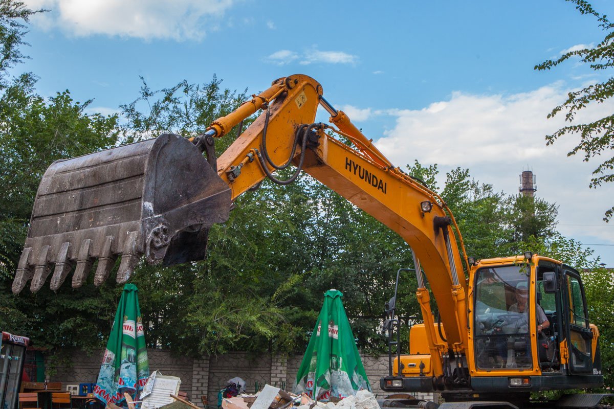 Цирк с коммунальным экскаватором вызвал ажиотаж у местных детей и пенсионеров