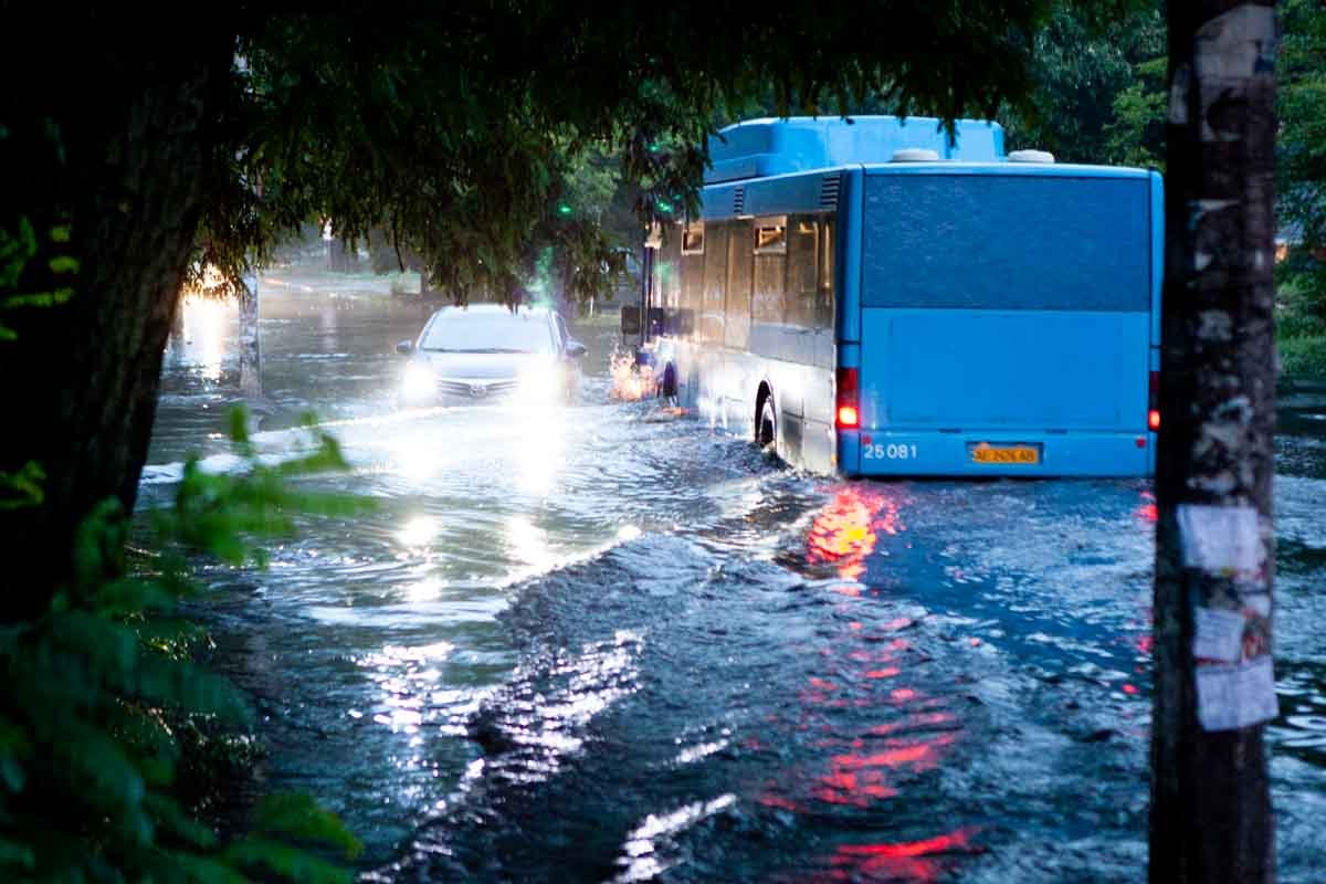 Автобусы, проезжая данный участок дороги, создают огромные волны Автобусы, проезжая данный участок дороги, создают огромные волны