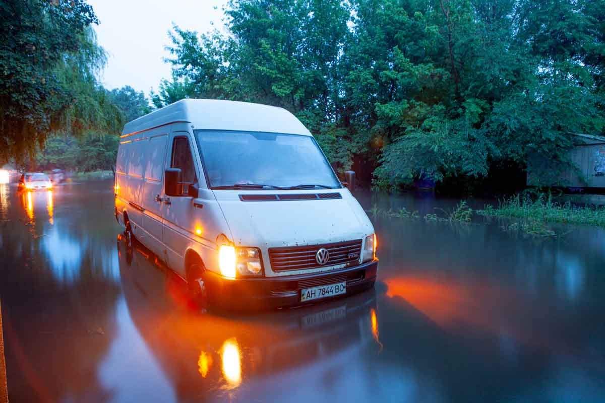 Некоторые авто погрязли в воде и не могут выбраться Некоторые авто погрязли в воде и не могут выбраться