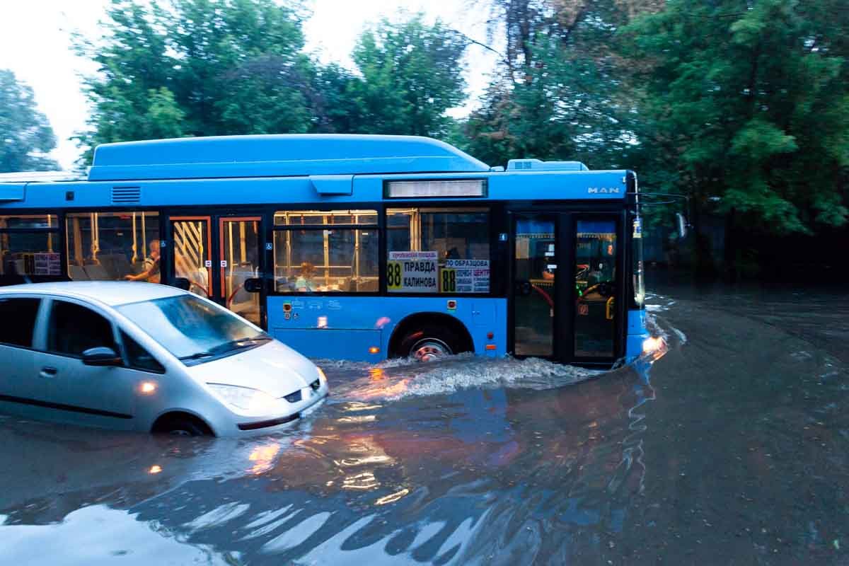 Трудно представить, что под большим количеством воды находиться проезжая часть Трудно представить, что под большим количеством воды находиться проезжая часть