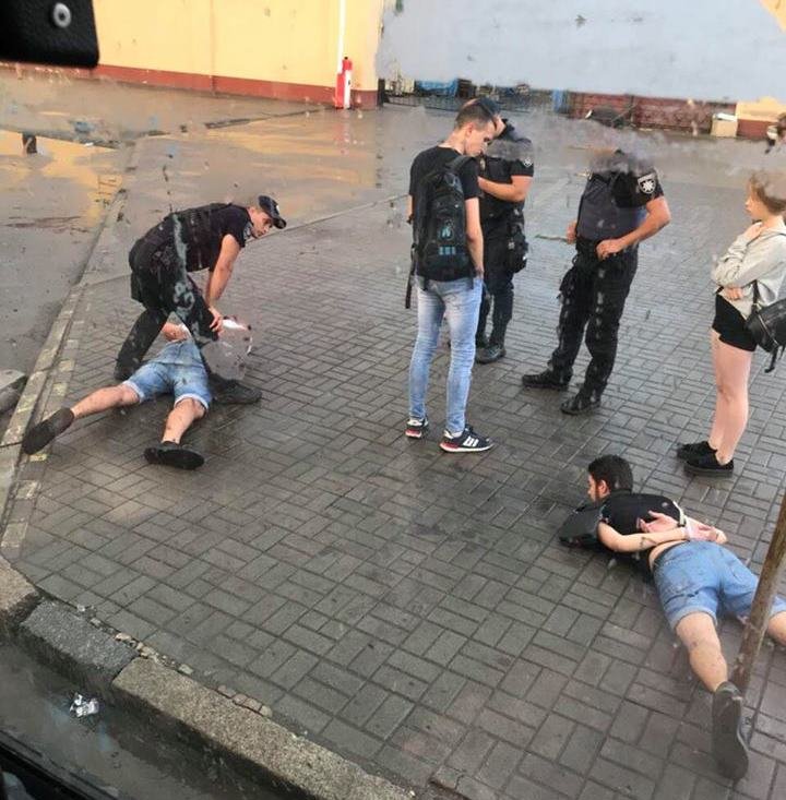 В Днепре двое парней в маршрутке избили пассажира и напали на полицейских 1