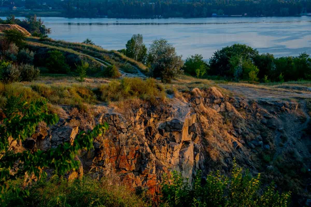 Утренняя тишь и пение ранних птиц лишь дополняет эту живописную картину