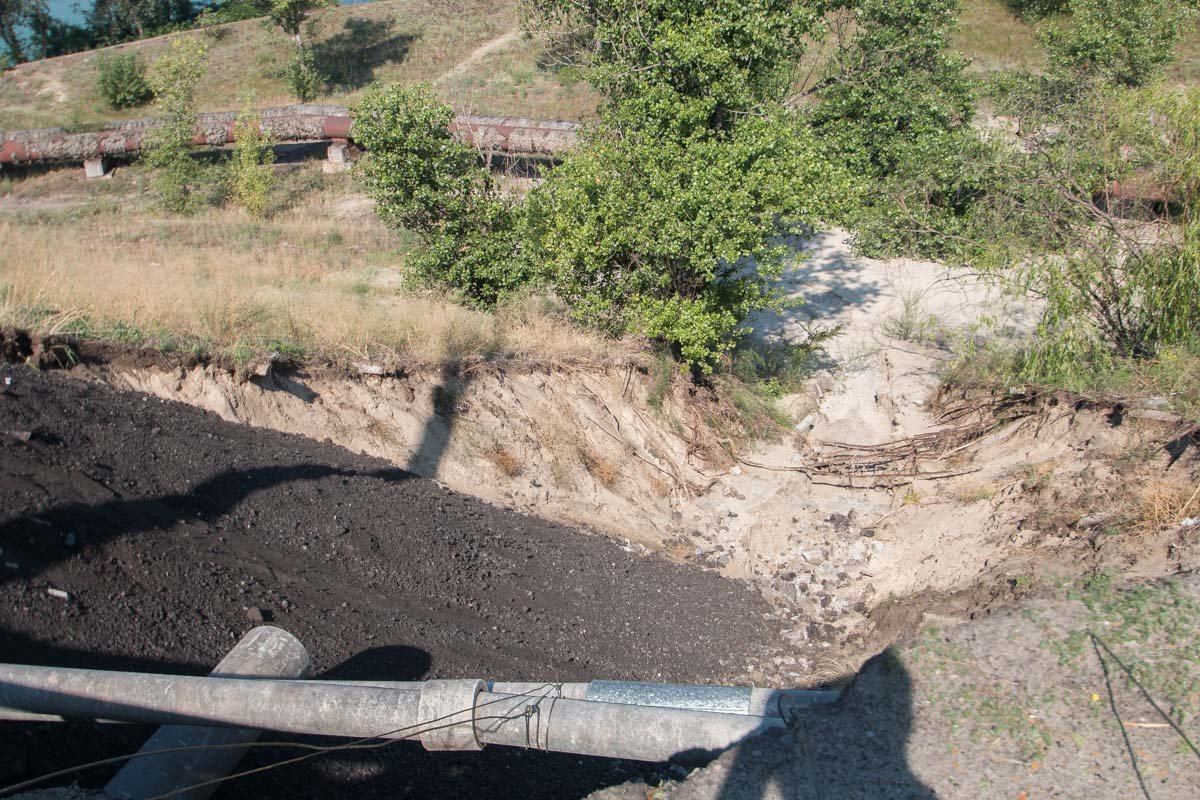 Обвал оголил коммуникации и бетонные конструкции моста Обвал оголил коммуникации и бетонные конструкции моста