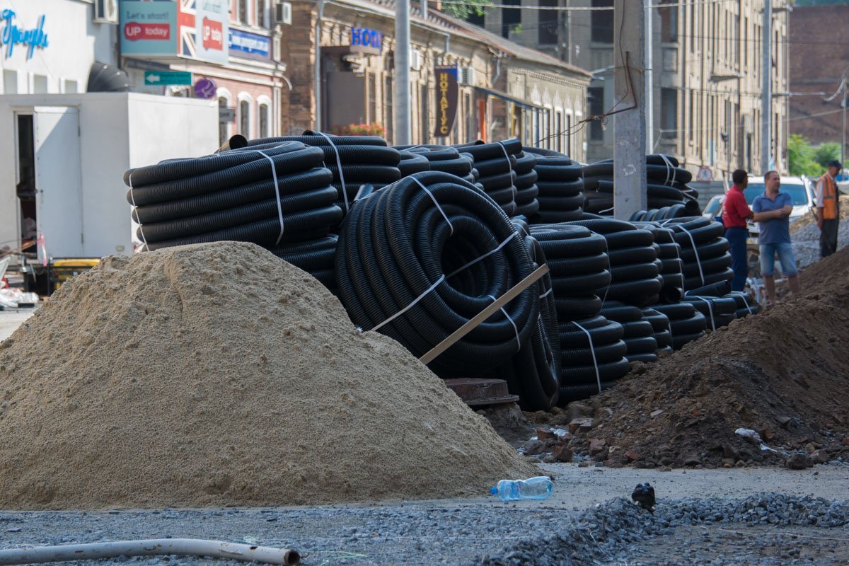 Все старые опоры заменят новыми, а сети коммуникаций "спрячут" внутрь Все старые опоры заменят новыми, а сети коммуникаций "спрячут" внутрь