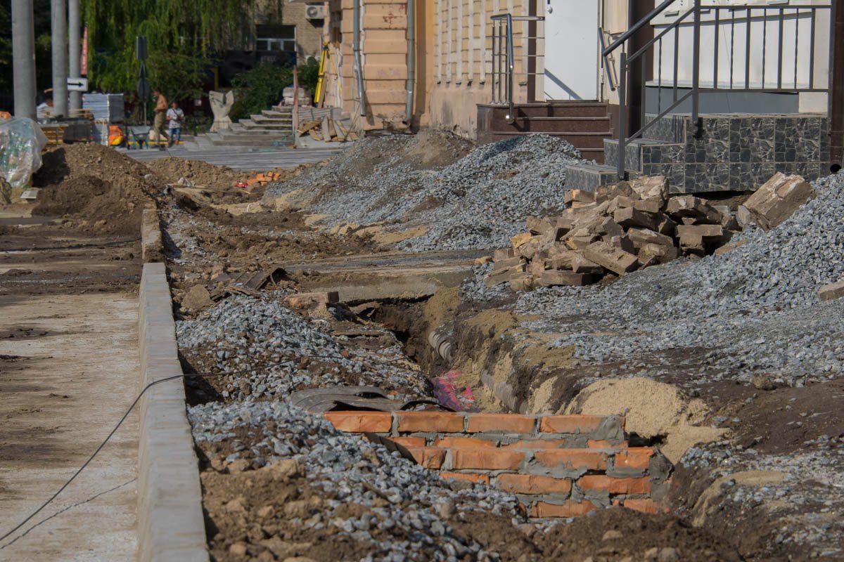 Рабочие уже занизили уровень грунта Рабочие уже занизили уровень грунта