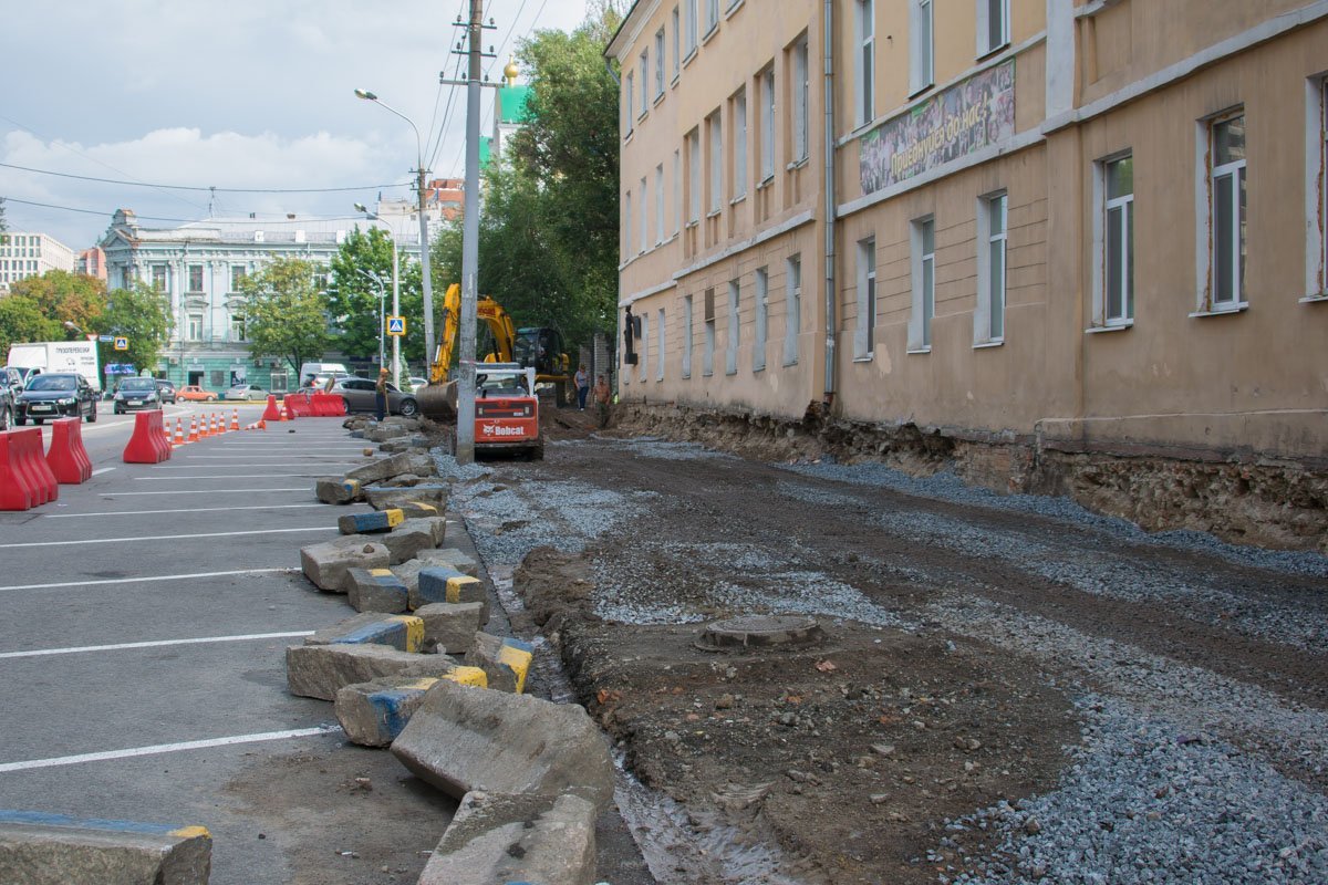 Под всей тротуарной плиткой заменили коммуникации — водоснабжение и частично канализацию Под всей тротуарной плиткой заменили коммуникации — водоснабжение и частично канализацию