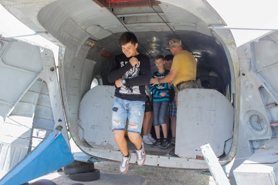 Во время экскурсий дети могут попробовать себя в роли парашютистов 