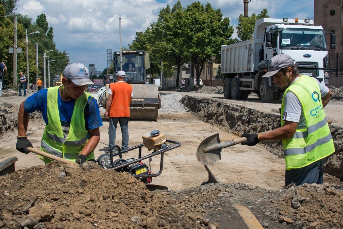 Рабочие оградили часть дороги от проспекта Сергея Нигояна до Ярмарочного спуска Рабочие оградили часть дороги от проспекта Сергея Нигояна до Ярмарочного спуска