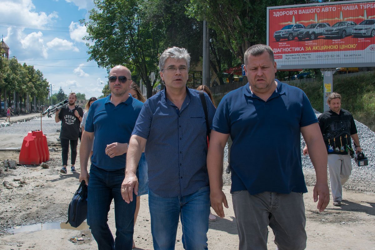 Мэр проинспектировал улицу Курчатова Мэр проинспектировал улицу Курчатова