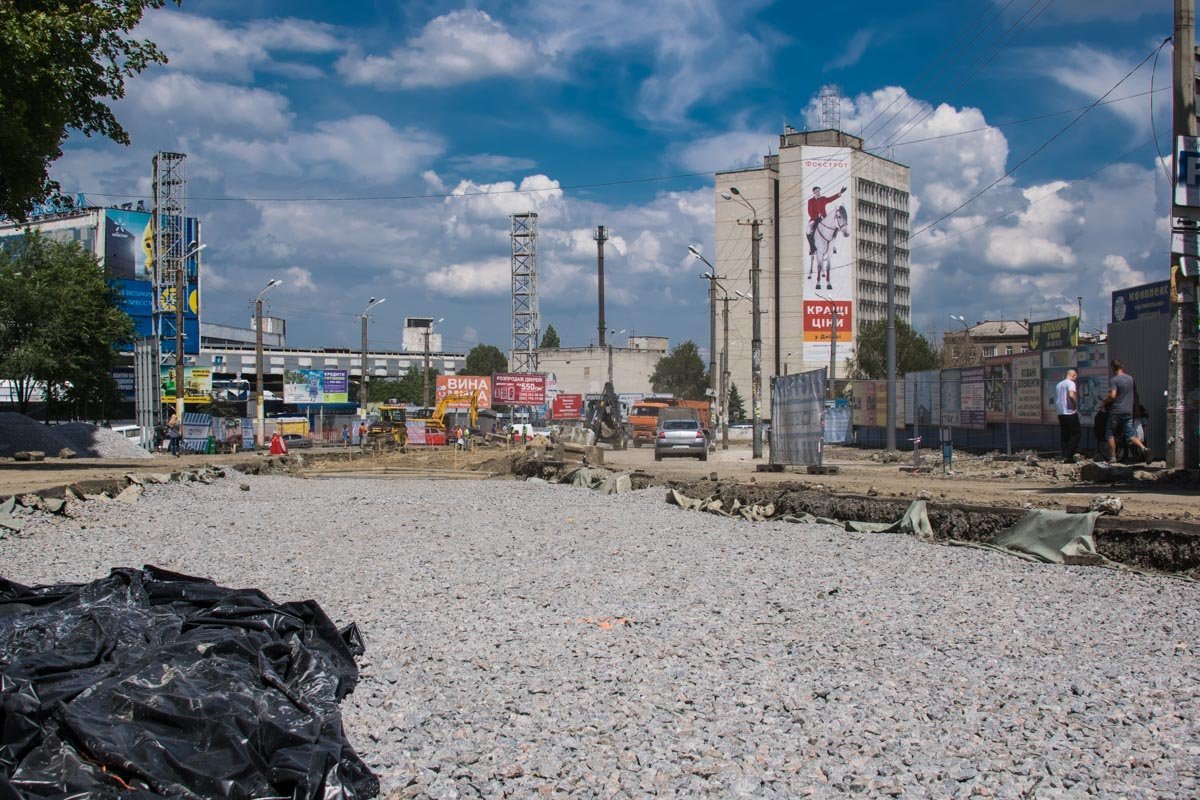 На улице Курчатова работа кипит На улице Курчатова работа кипит