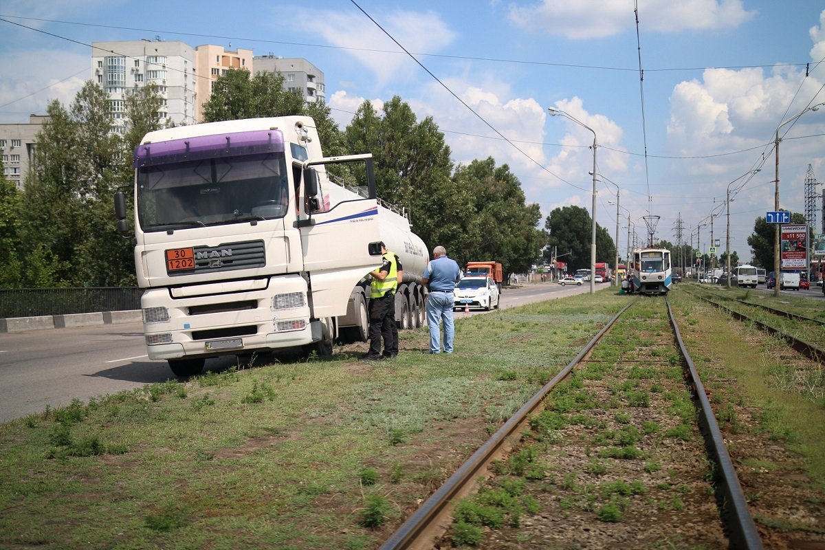 Nissan перестраивался и спровоцировал столкновение с фурой Nissan перестраивался и спровоцировал столкновение с фурой