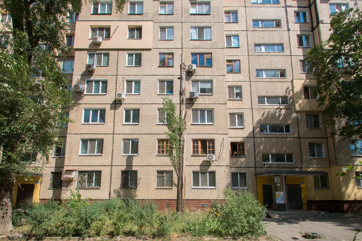 Еще одно из аварийных деревьев во дворе, которое уже попало "под нож" коммунальщиков Еще одно из аварийных деревьев во дворе, которое уже попало "под нож" коммунальщиков