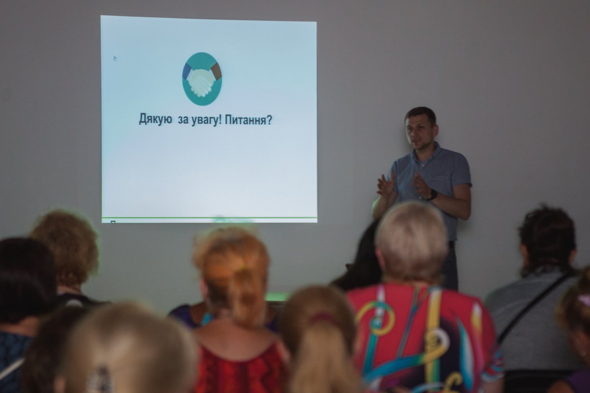 Евгений Кулинич, сотрудник главного офиса ПриватБанка, наглядно показал, как создать профиль каждому жильцу дома Евгений Кулинич, сотрудник главного офиса ПриватБанка, наглядно показал, как создать профиль каждому жильцу дома