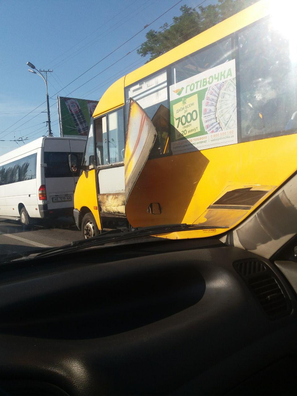 Обшивка отвалилась в районе двери возле водителя Обшивка отвалилась в районе двери возле водителя