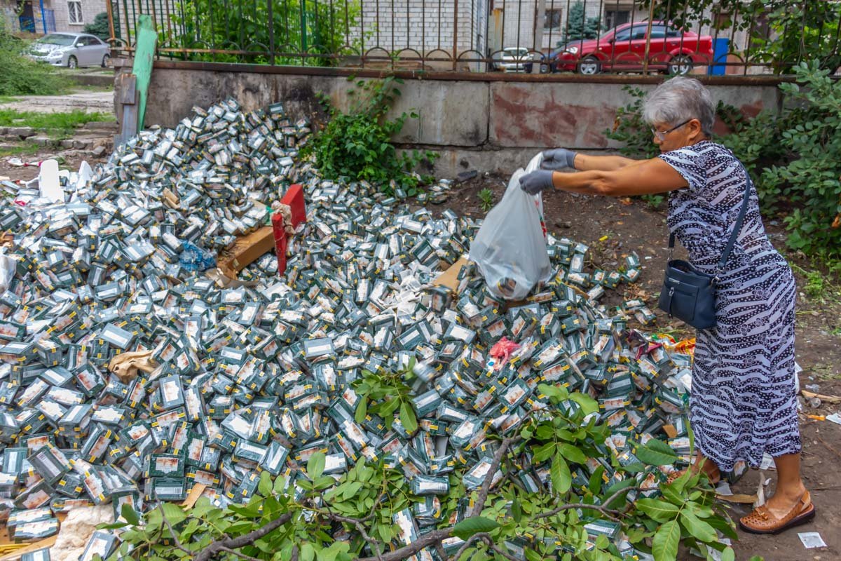 Судя по тому, как быстро пачки убрали на мусорку, у дворников явно крепкая нервная система Судя по тому, как быстро пачки убрали на мусорку, у дворников явно крепкая нервная система