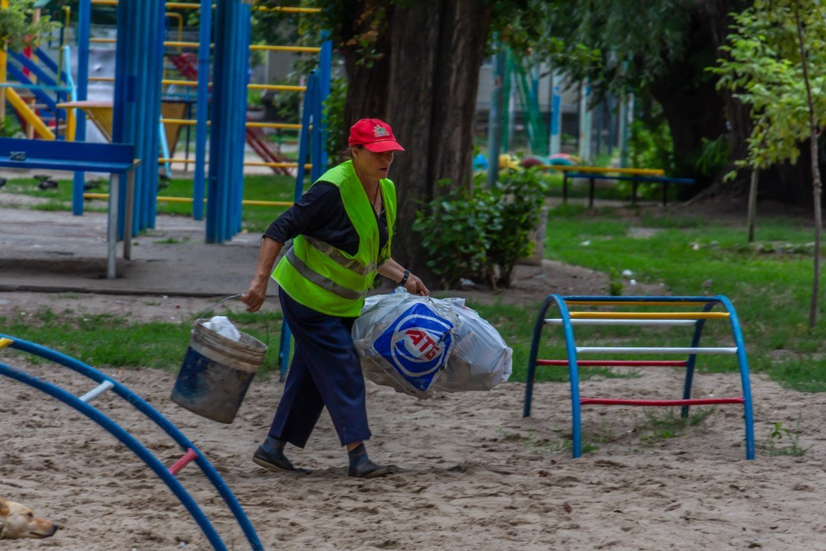 С раннего утра женщины убирали мусор с детской площадки С раннего утра женщины убирали мусор с детской площадки