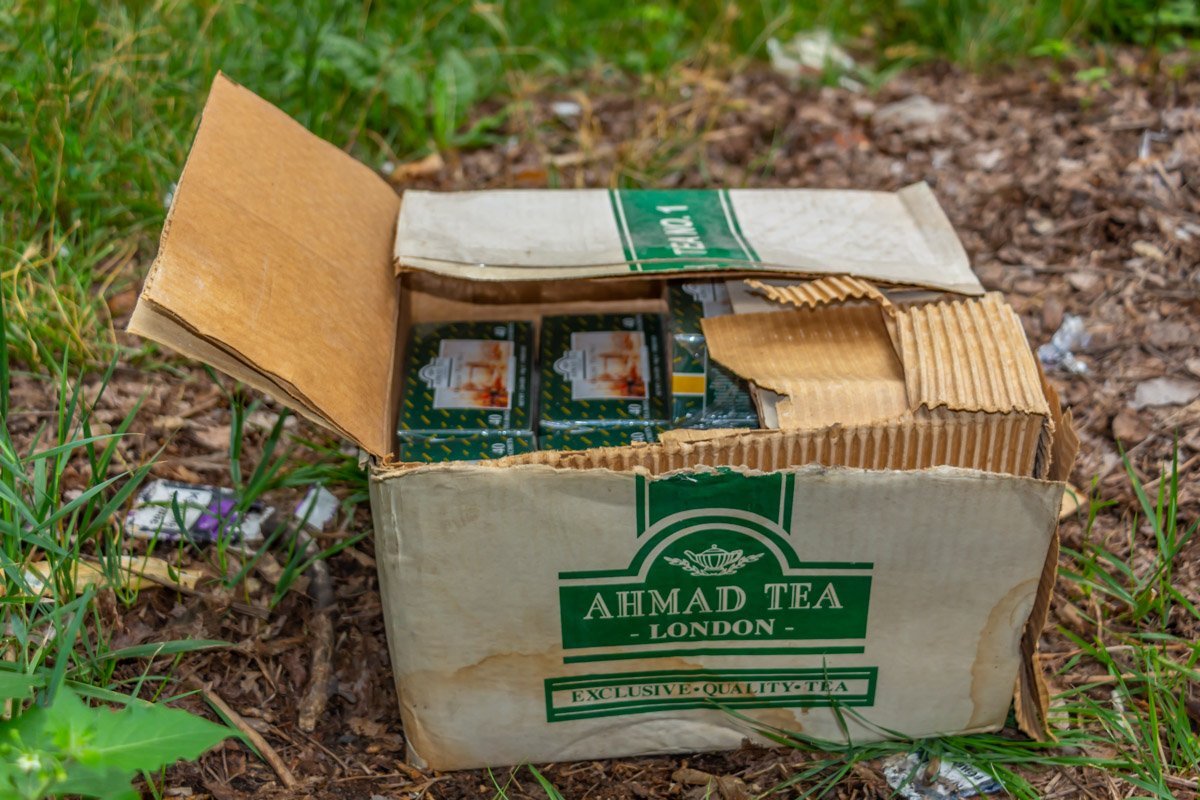 Коробки с чаем лежали недалеко от супермаркета "АТБ" за гаражами Коробки с чаем лежали недалеко от супермаркета "АТБ" за гаражами