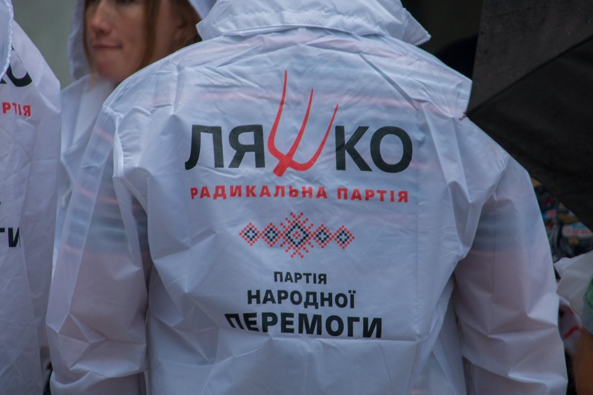 Радикалы скромно стояли в стороне и делали фото на фоне толпы Радикалы скромно стояли в стороне и делали фото на фоне толпы