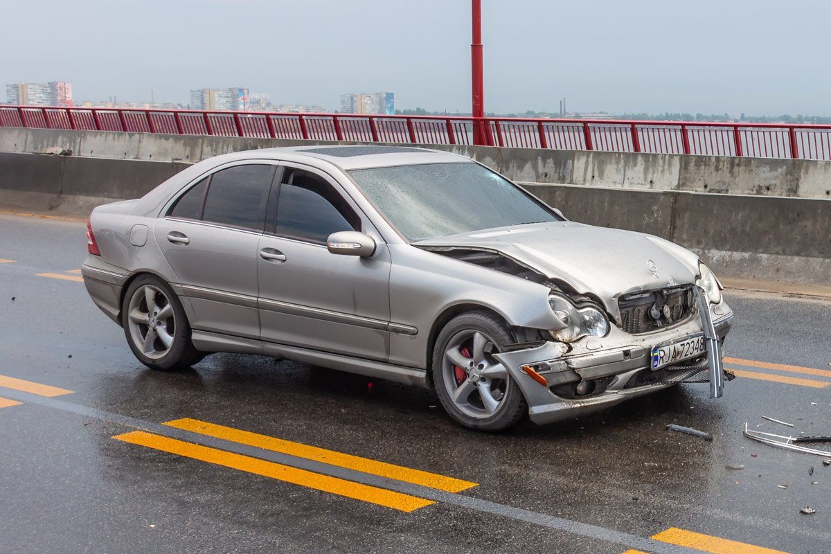 Предварительно, автомобиль Mercedes врезался в Chevrolet Предварительно, автомобиль Mercedes врезался в Chevrolet