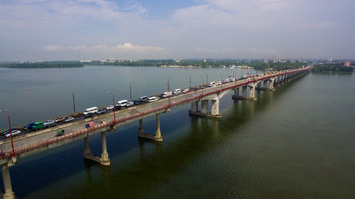 Из-за аварии на мосту образовалась пробка Из-за аварии на мосту образовалась пробка