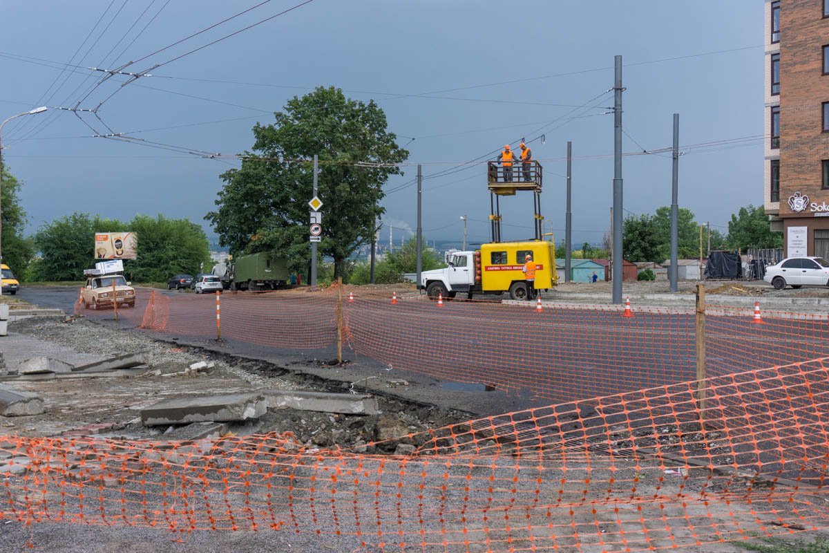 Для запуска маршрута, рабочие установили 70 новых электроопор