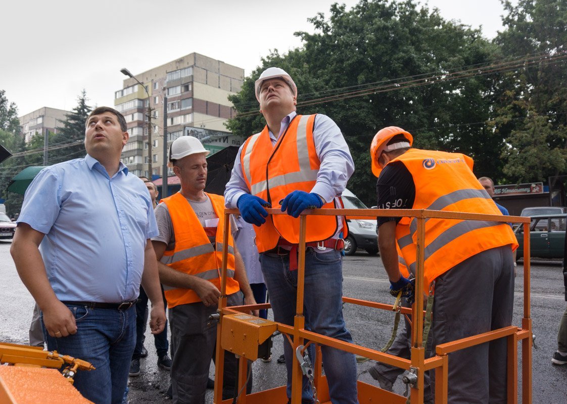 Мэр Днепра Борис Филатов проинспектировал, как продвигаются работы и даже принял в них участие