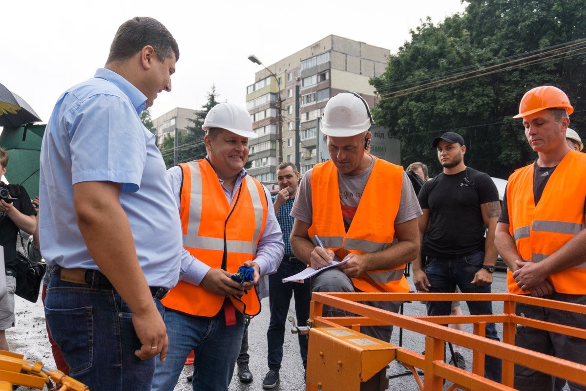 Рабочие заняты наладкой и настройкой контактной сети