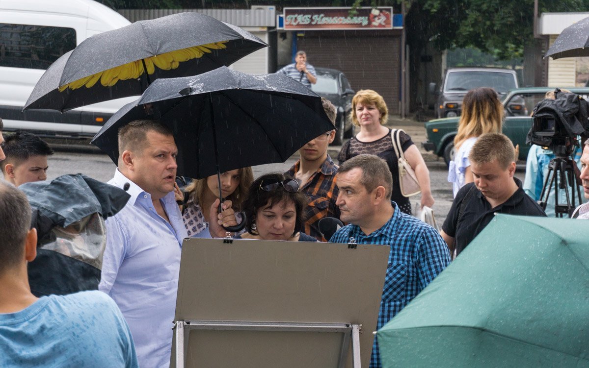 Несмотря на погоду мэр проинспектировал строительство контактных сетей