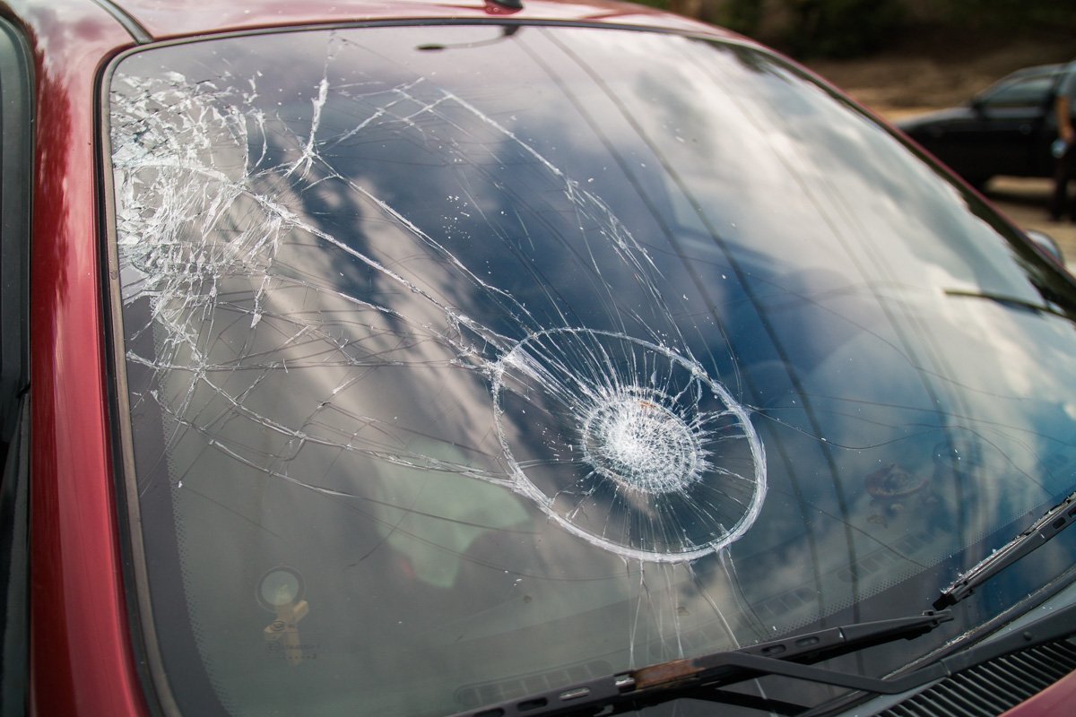 В руках у ребенка были две банки с уксусом, которые во время удара разбили лобовое стекло автомобиля В руках у ребенка были две банки с уксусом, которые во время удара разбили лобовое стекло автомобиля