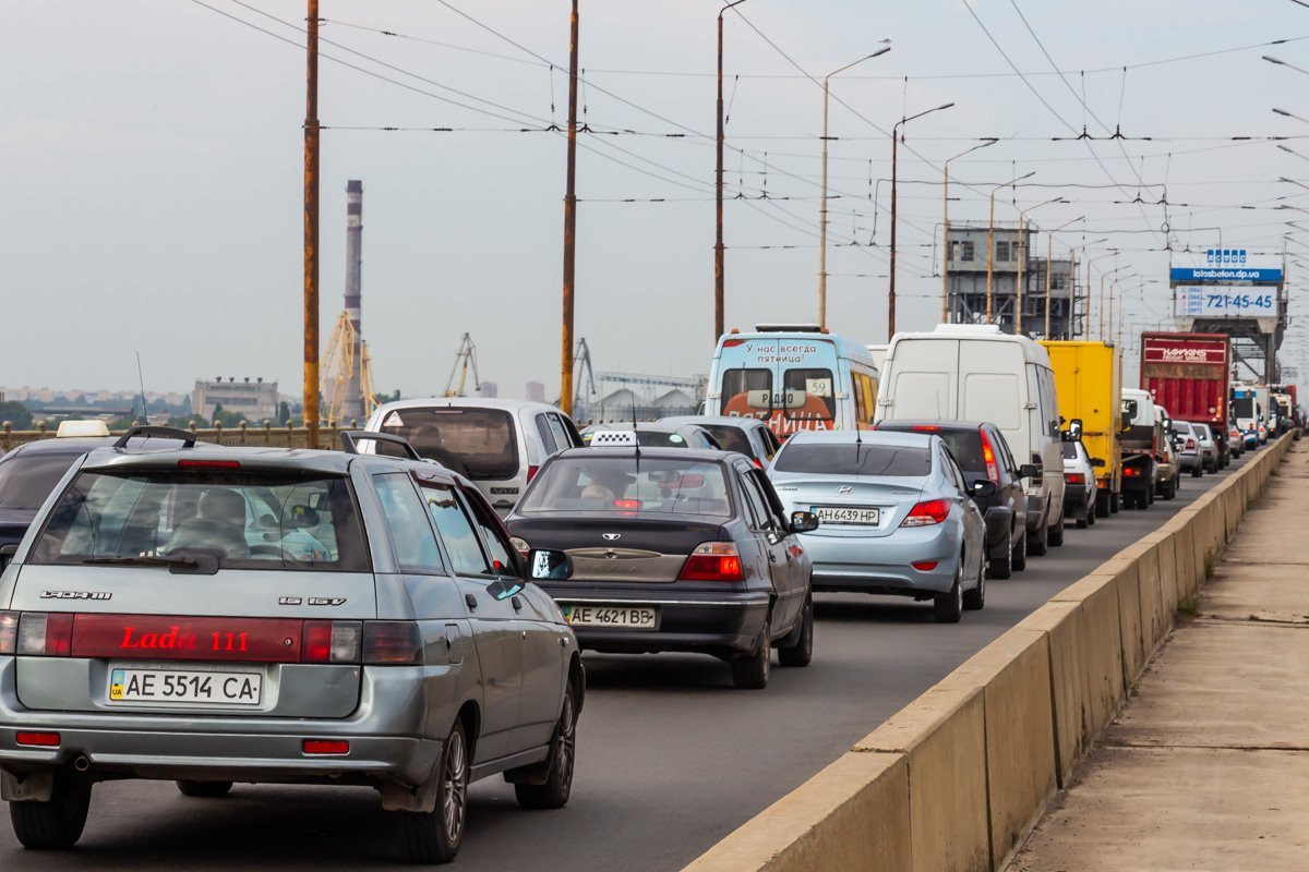 Движение автомобилей по Старому мосту затруднено