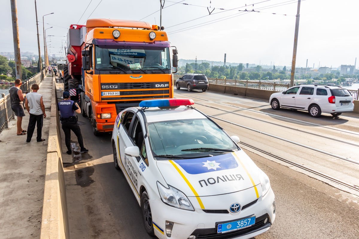 Большегруз не прошел в металлическую арку ни по высоте, ни по ширине