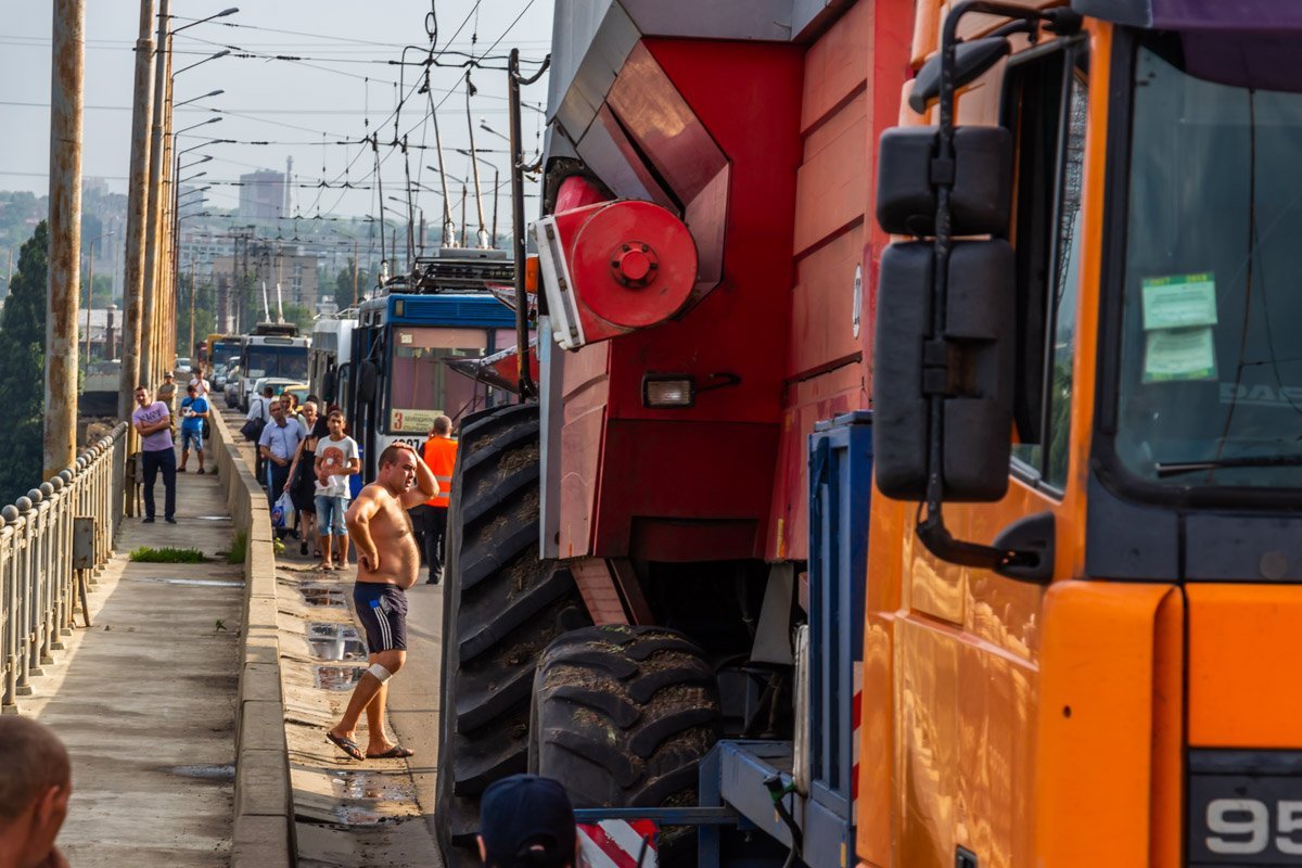 Мужчина заехал на мост и только потом понял, что фура не пройдет по габаритам в металлическую арку