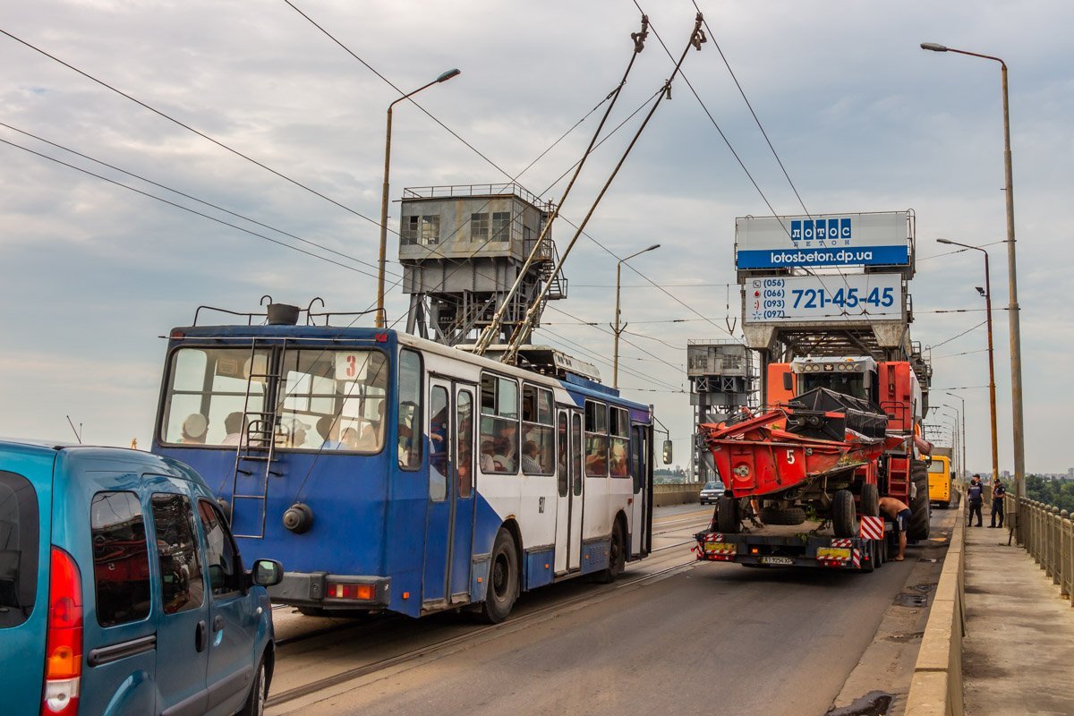 Водители троллейбусов почувствовали себя ювелирами, по сантиметру пробираясь по мосту