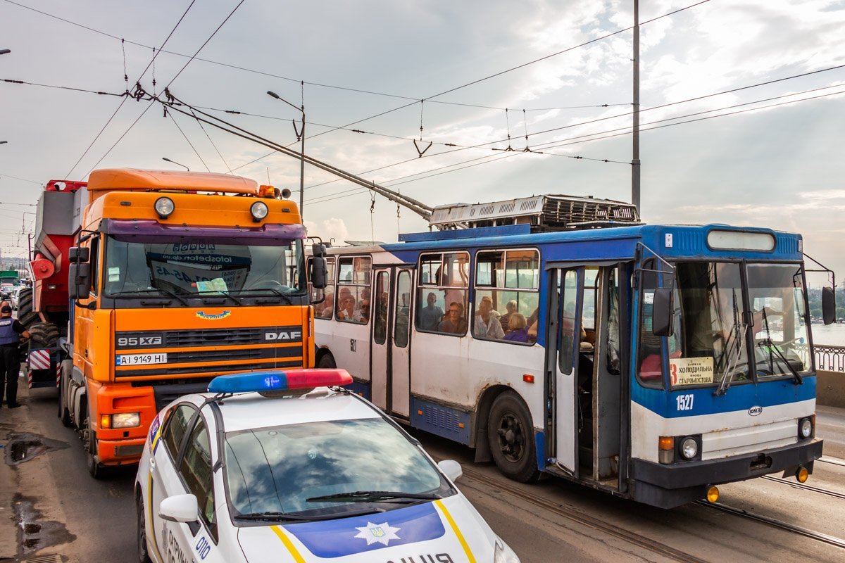 Патрульный экипаж помог водителю доехать на Левый берег