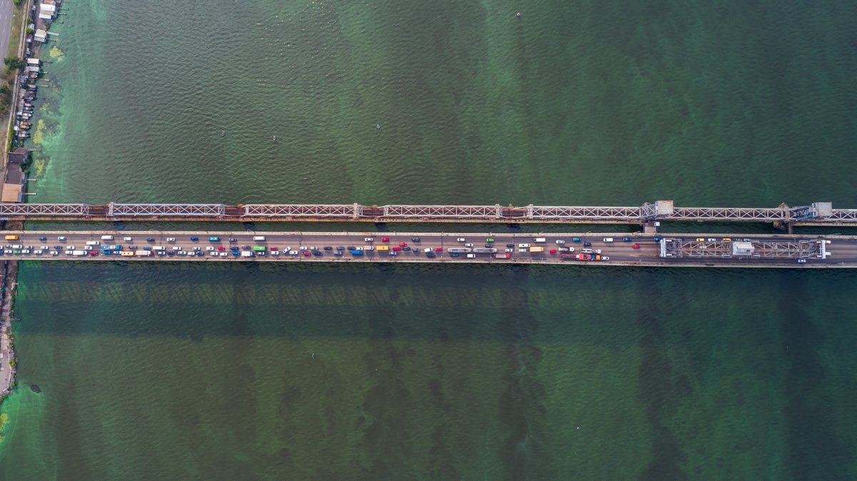 В конце рабочего дня водители вынуждены томиться в пробке
