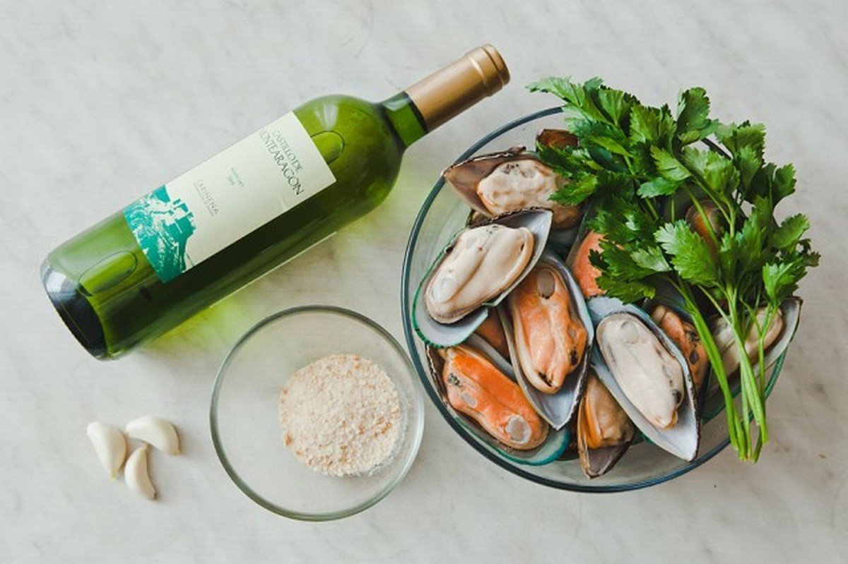 Мидии и вино