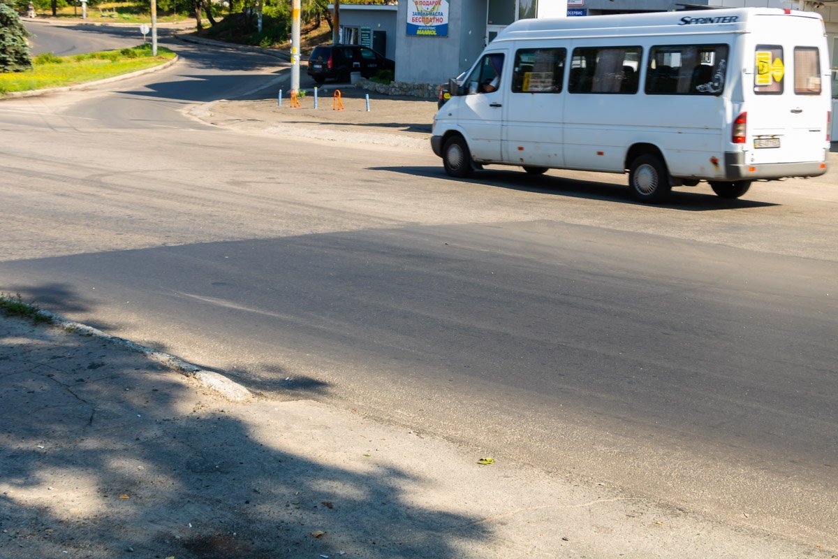 Улица Каштановая проходит между проспектом Слобожанским и улицей Осенней