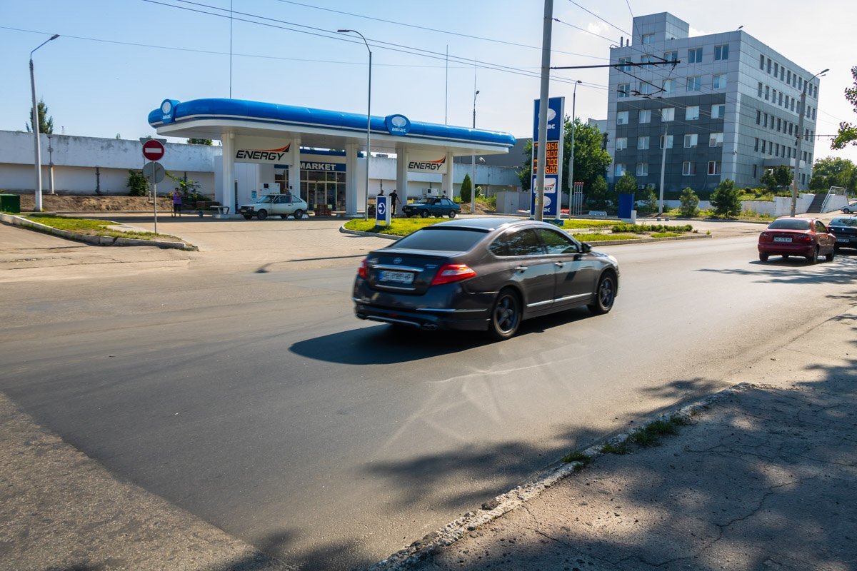 Вдоль дороги расположились частные дома, многоэтажки, заправки, ООО "Втормет" и несколько мелких предприятий и фирм