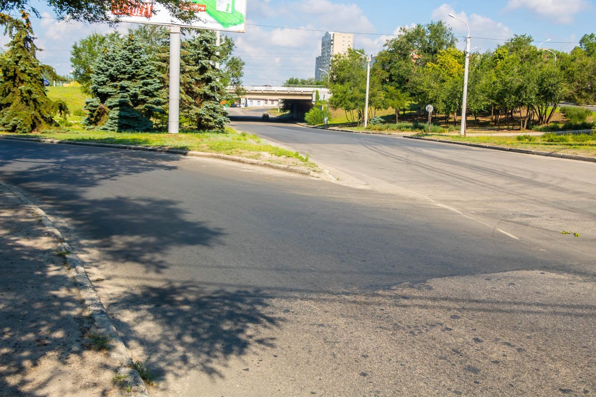  По улице курсируют легковые автомобили, общественный транспорт и большегрузы, поэтому асфальт находится под постоянной нагрузкой